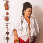 Fabiana Cozza festeja o povo de axé em 'Macumbeira', samba que fará parte do álbum dos 50 anos da cantora em 2026