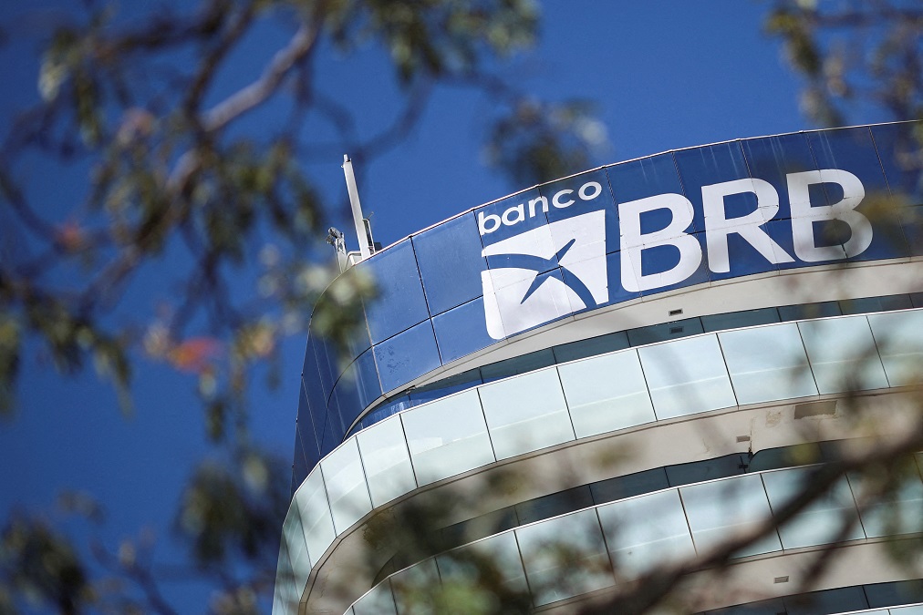 Fitch rebaixa ratings do BRB, mantém Observação Negativa e retira RSC