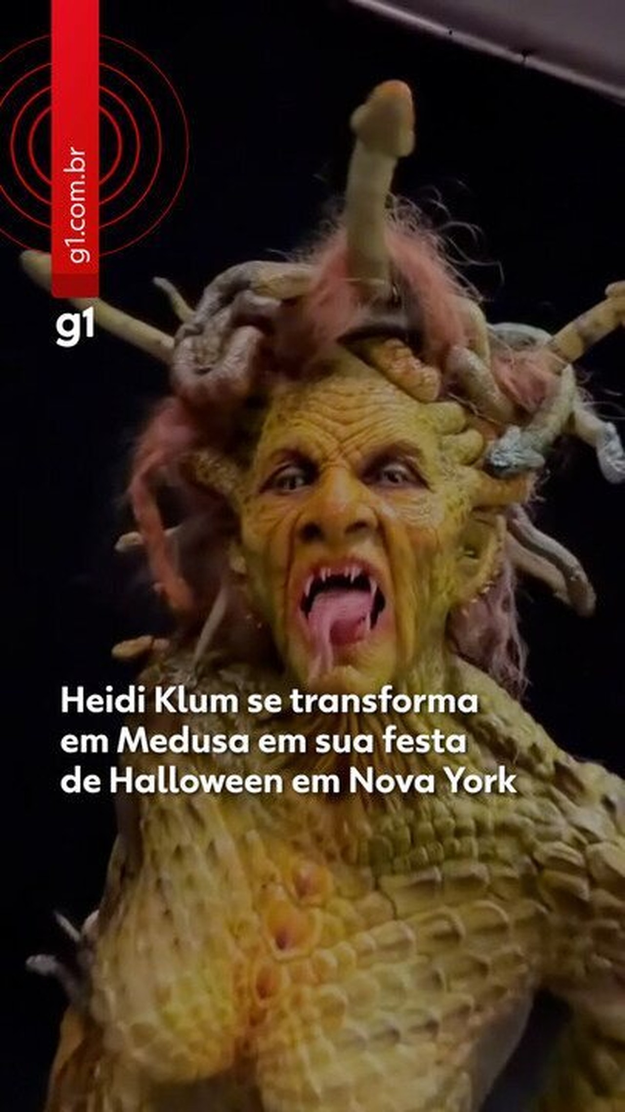 Heidi Klum vira Medusa em festa de Halloween e tem até língua de cobra; veja vídeo da fantasia