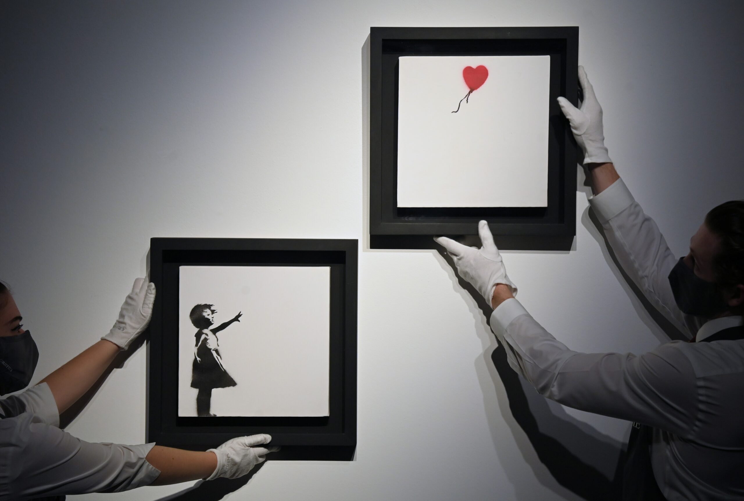 Homem é condenado a 13 meses de prisão por roubar pintura 'Menina com Balão' de Banksy