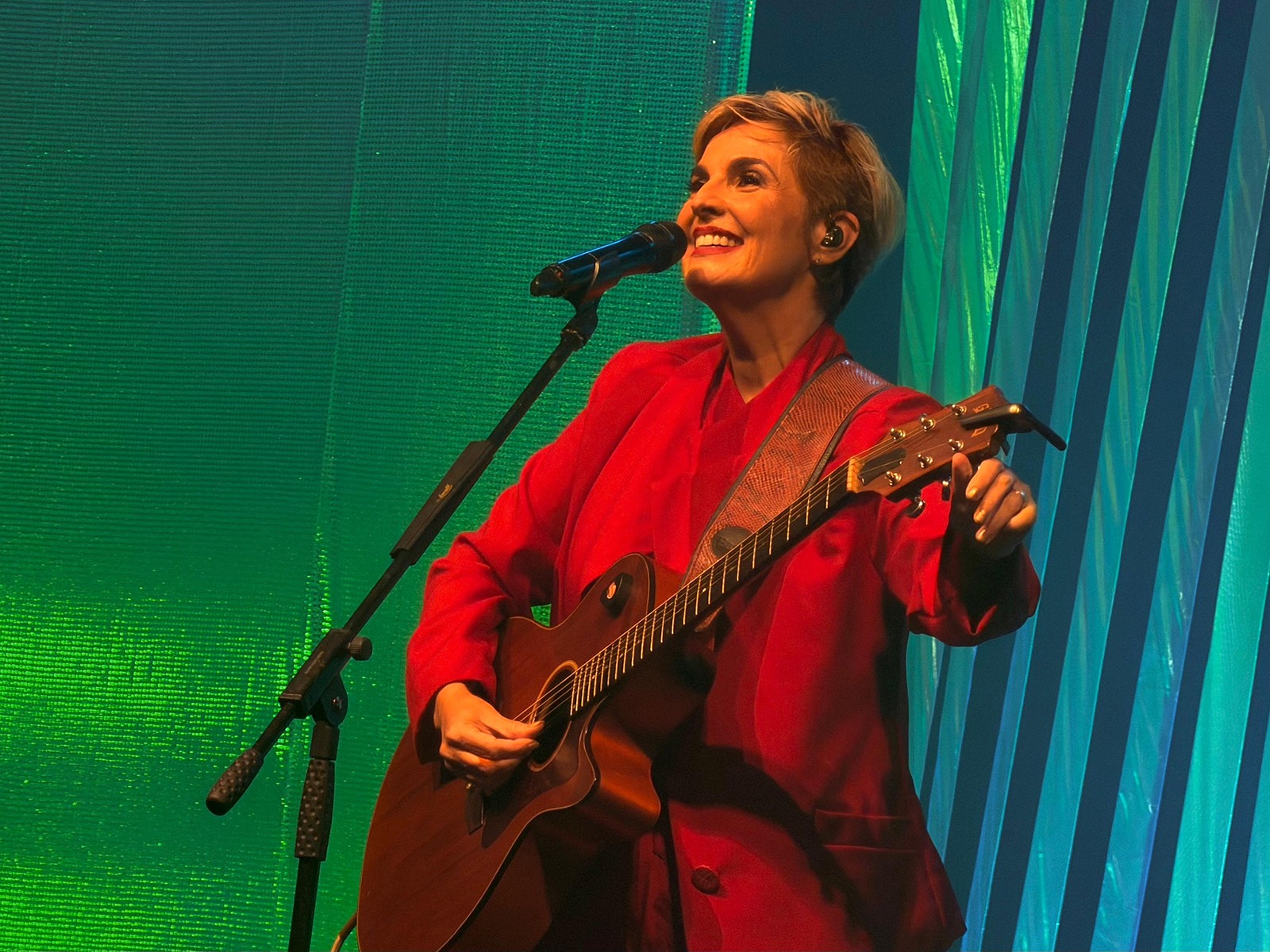 Isabella Taviani encarna ‘the lady in red’ ao estrear no Rio o show 'Confissões de amor' nos tons fortes das paixões