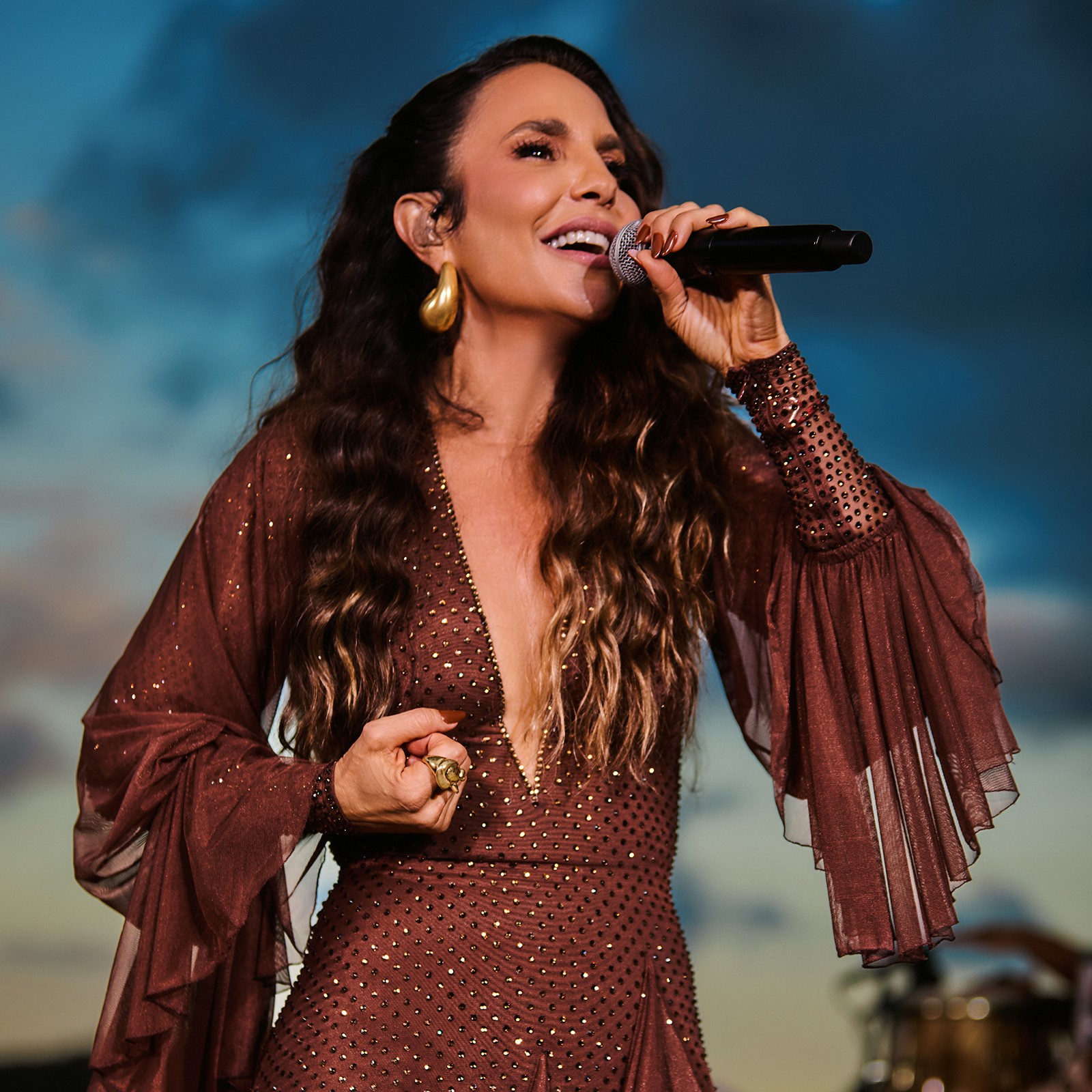 Ivete Sangalo canta pagode genérico no álbum e show ‘Clareou’ em conexão artificial com o samba de Clara Nunes