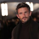 Jonathan Bailey é eleito o homem mais sexy do mundo de 2025 pela revista 'People'