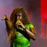 Liniker estreia na Tusca com look inspirado no álbum 'Caju', sensualiza e emociona público