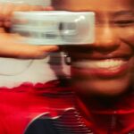 Mahmundi se reconecta com a artista indie e iniciante de 2012 na atmosfera sonora do álbum 'Bem-vindos de volta'