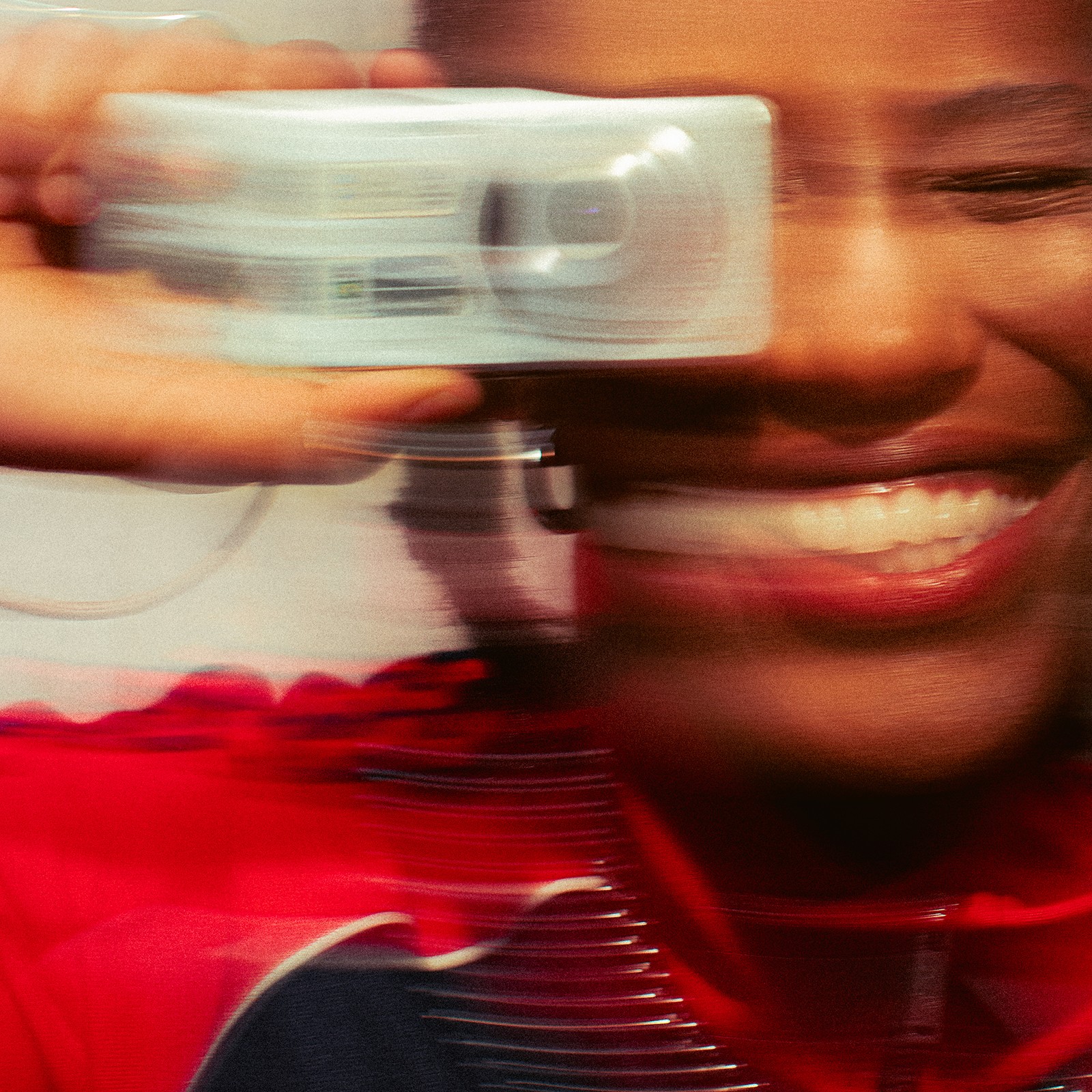 Mahmundi se reconecta com a artista indie e iniciante de 2012 na atmosfera sonora do álbum 'Bem-vindos de volta'