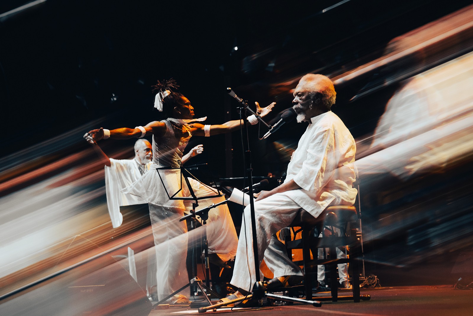 Mateus Aleluia é alma e raiz da sinfonia afro ‘Baía profunda’, apresentada sob a regência do maestro Ubiratan Marques