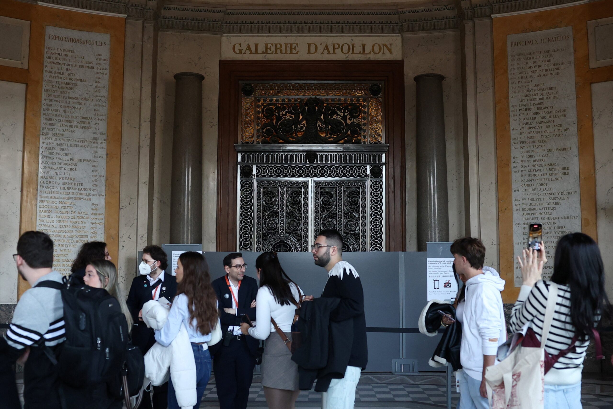 Museu do Louvre adicionará 100 câmeras externas até 2026 após assalto expor falhas de segurança