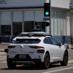 O carro autônomo e o operador embaixo da mesa