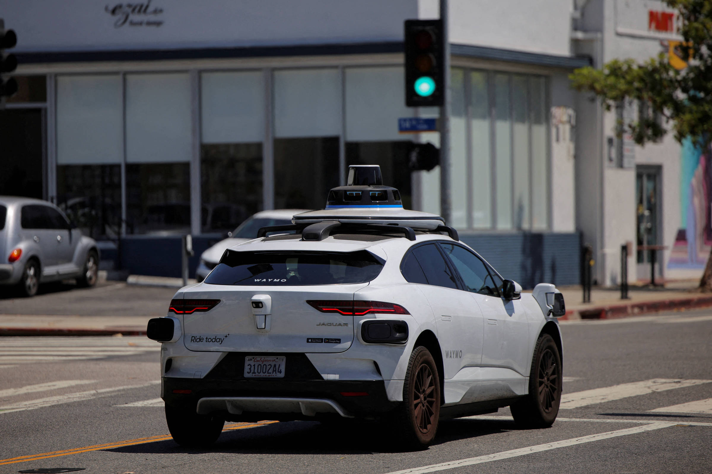 O carro autônomo e o operador embaixo da mesa