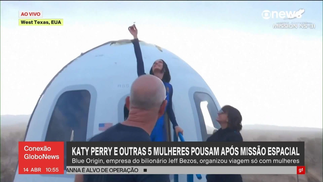 Orlando Bloom posa com atriz fantasiada de Katy Perry em festa de Halloween