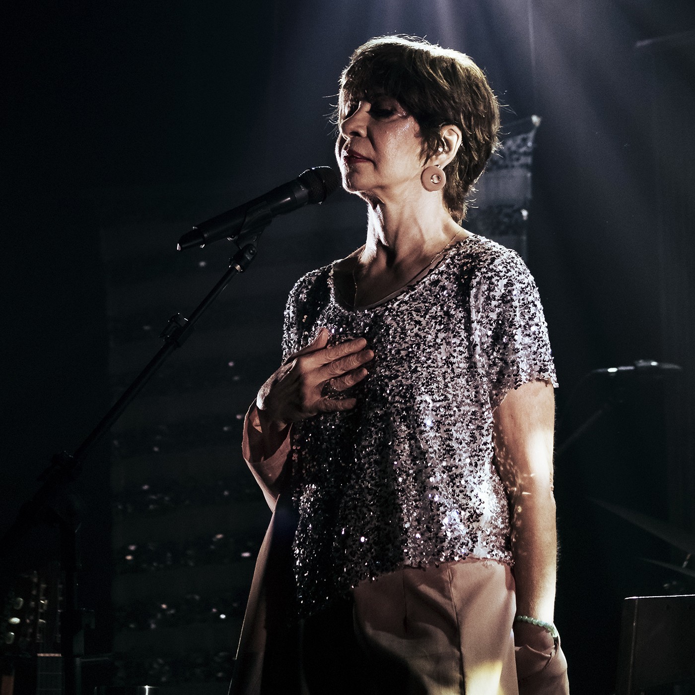 Sandra Pêra segue os caminhos do coração em show teatral em que celebra a vida através da obra de Gonzaguinha