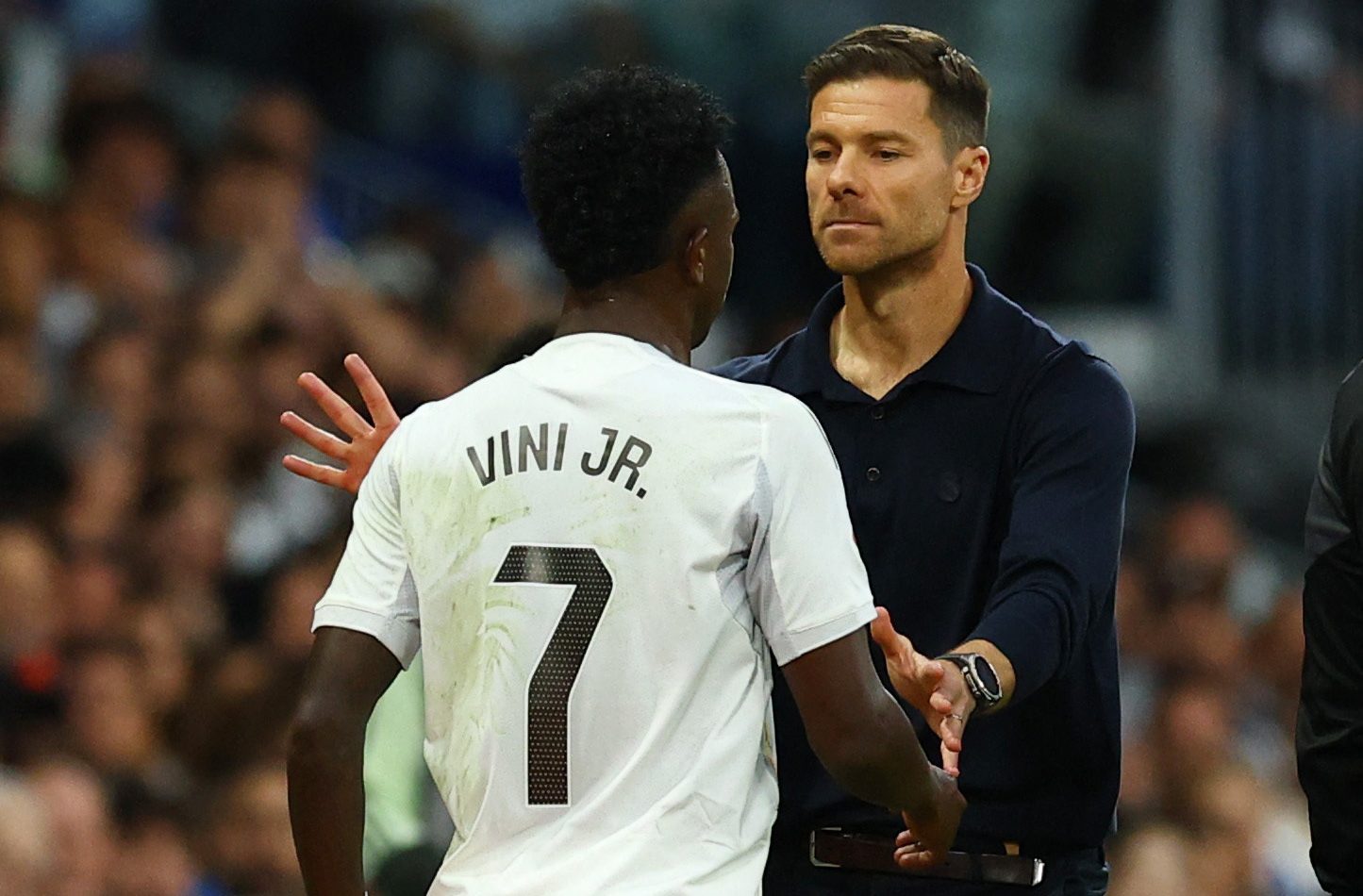 Vini Jr. não quer renovar com Real Madrid por atritos com Xabi Alonso, diz site