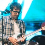 Weezer celebra 30 anos de clássico do indie rock com show correto e nostálgico em São Paulo