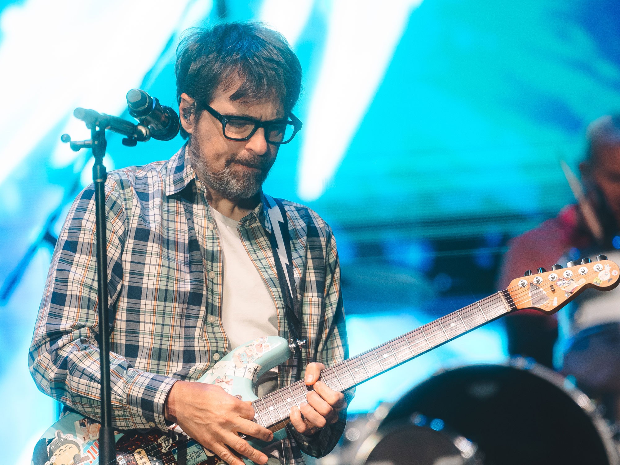 Weezer celebra 30 anos de clássico do indie rock com show correto e nostálgico em São Paulo
