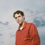 Zeca Veloso reúne Xande de Pilares, Dora Morelenbaum, os irmãos e o pai, Caetano, no álbum solo 'Boas novas'