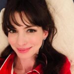 'Dá um CPF pra ela': brasileiros inundam Instagram de Anne Hathaway após menção a ‘Águas de Março’ e Gabriel Jesus