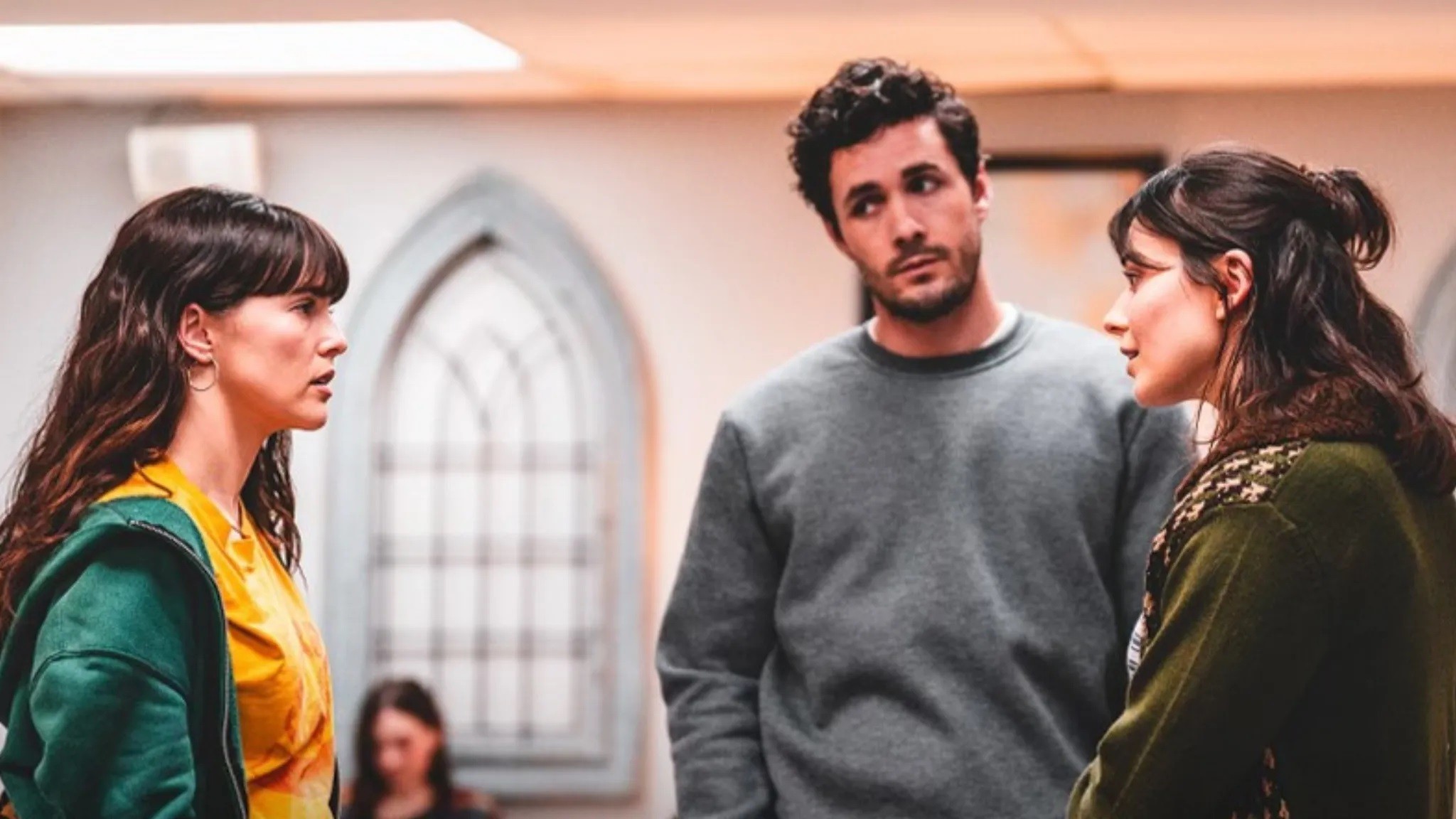 A melhor comédia romântica de 2025 nasceu de um ménage. A melhor comédia romântica de 2025 nasceu de um ménage. E é bem menos leve do que parece