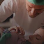 Camila Queiroz e Klebber Toledo anunciam nascimento da 1ª filha do casal: 'Amor sem explicação'