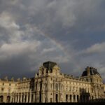 Centenas de livros da coleção do Museu do Louvre sofrem danos após vazamento de água