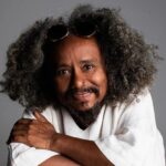 Chico César grava disco de voz e violão no início de 2026 enquanto celebra em show os 30 anos do álbum 'Cuscuz clã'