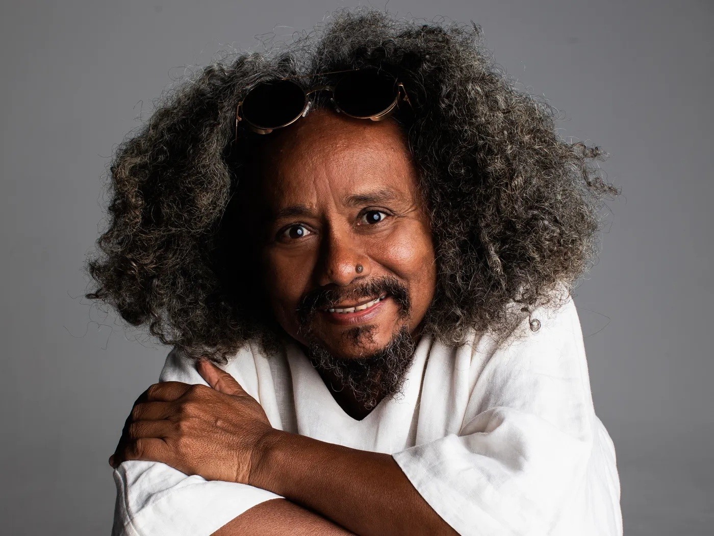 Chico César grava disco de voz e violão no início de 2026 enquanto celebra em show os 30 anos do álbum 'Cuscuz clã'