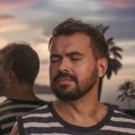 Com a viola, Bemti faz a travessia indie pop entre Brasil, Portugal e Inglaterra no terceiro álbum solo, 'Adeus Atlântico'