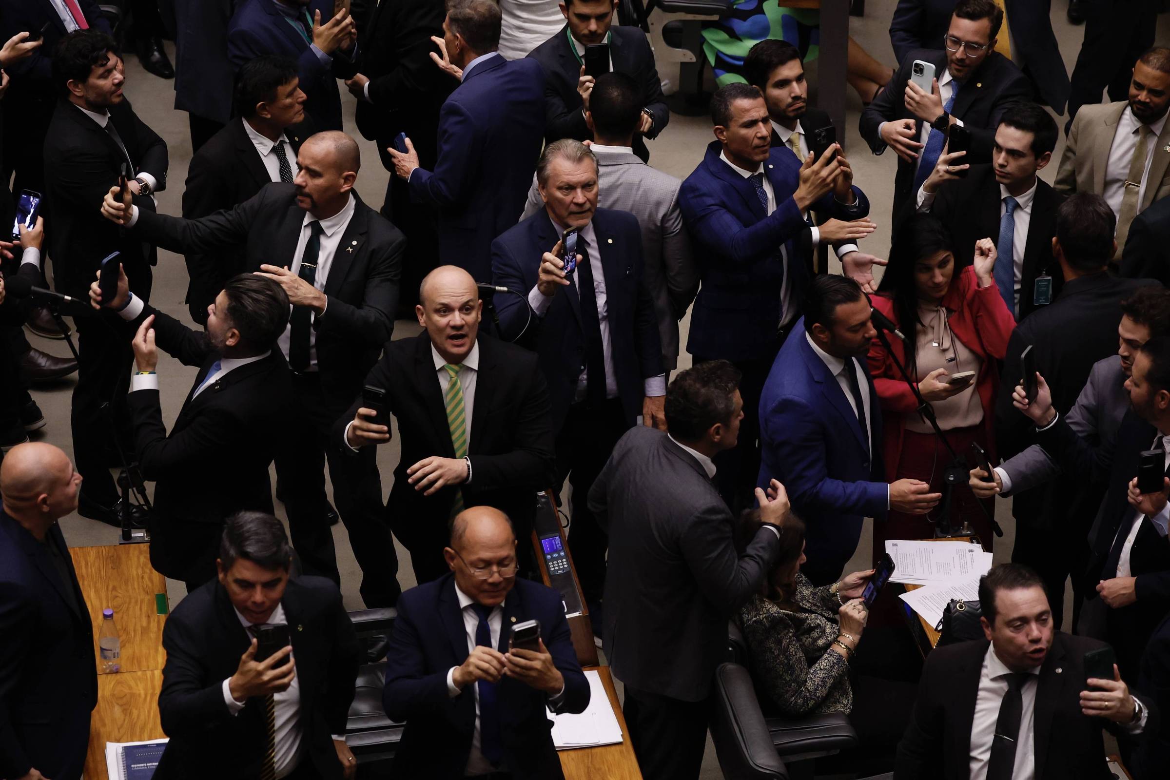 Com disputa entre Poderes, Brasil vive baderna institucional