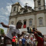 Devotos participam de celebração na Igreja do Bonfim, em Salvador