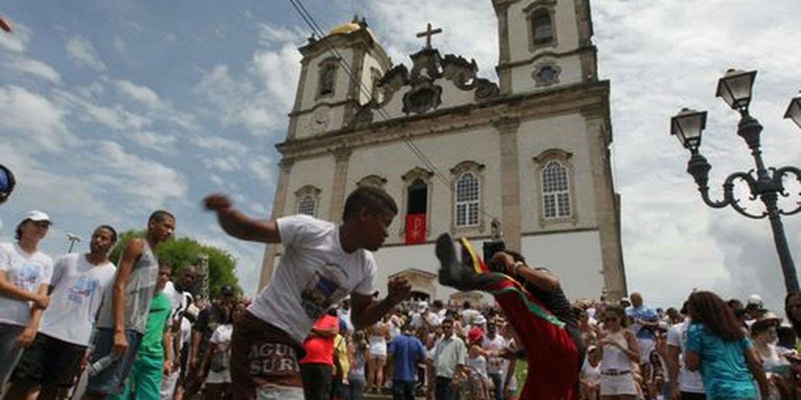 Devotos participam de celebração na Igreja do Bonfim, em Salvador