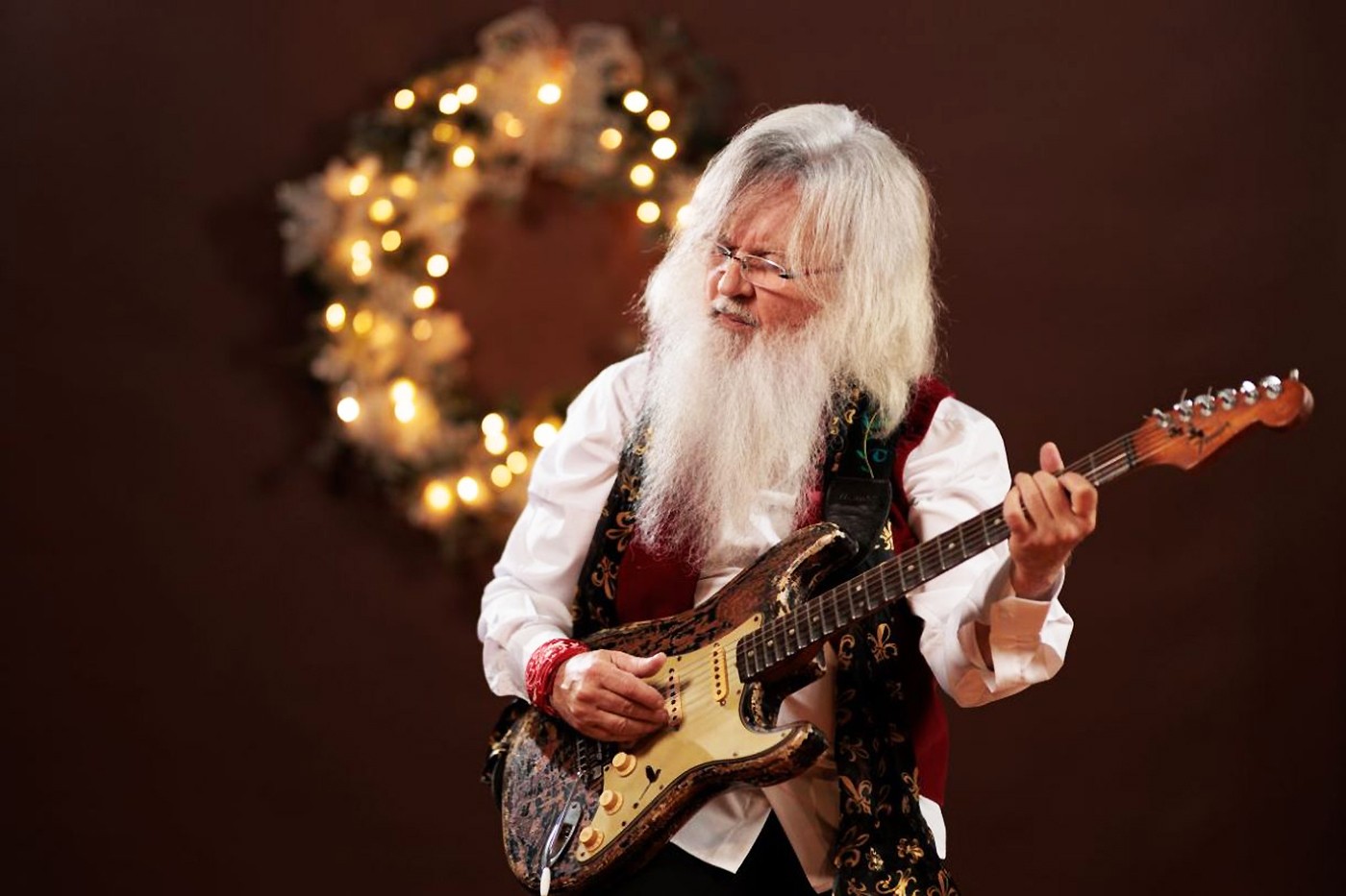 Guitarrista Robertinho de Recife vai da new age ao electro-rock no ar clássico e futurista do álbum 'Rapsódia de Natal'