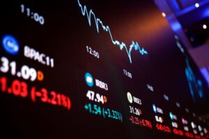 Ibovespa renova recorde em busca dos 162 mil pontos, após marca inédita na véspera