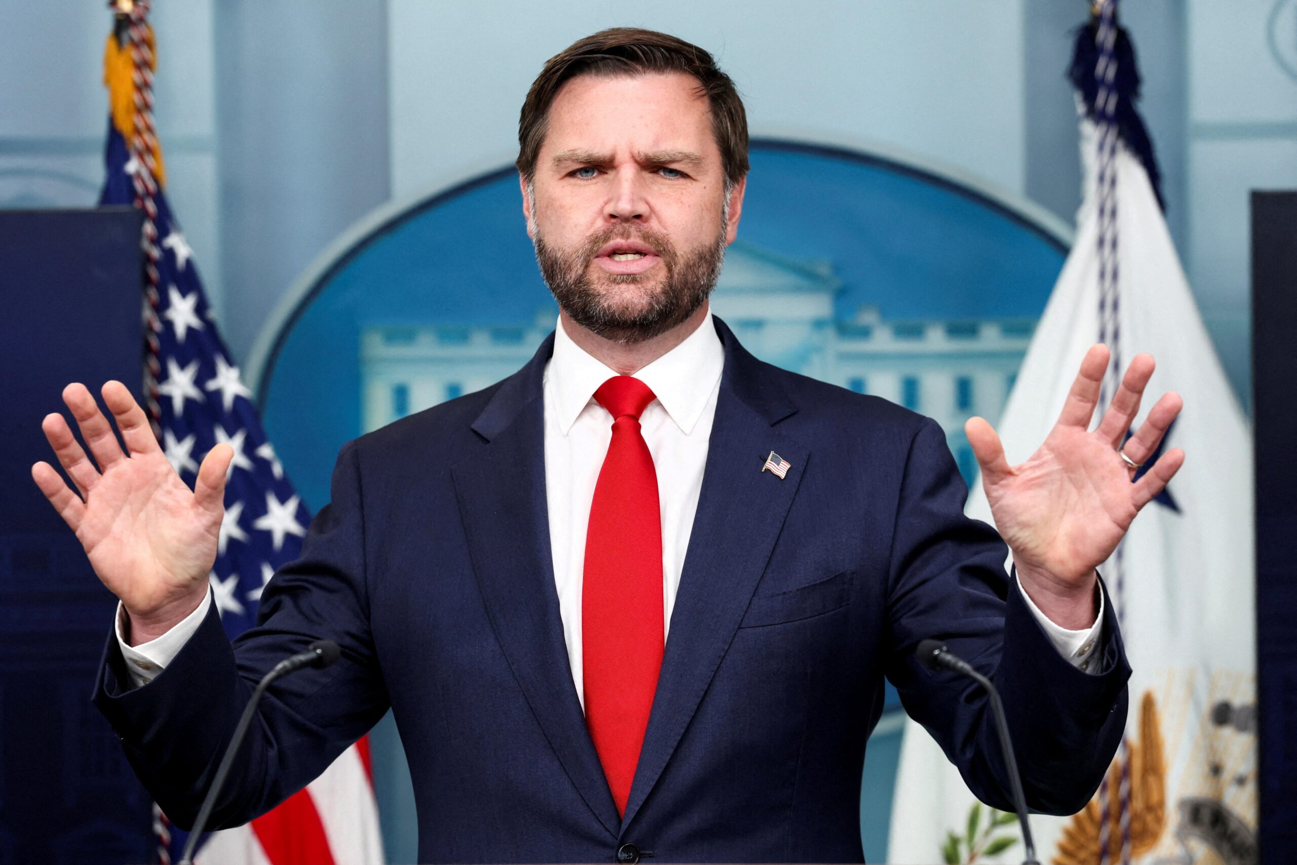 J.D. Vance diz que americanos não precisam mais “se desculpar por ser brancos”