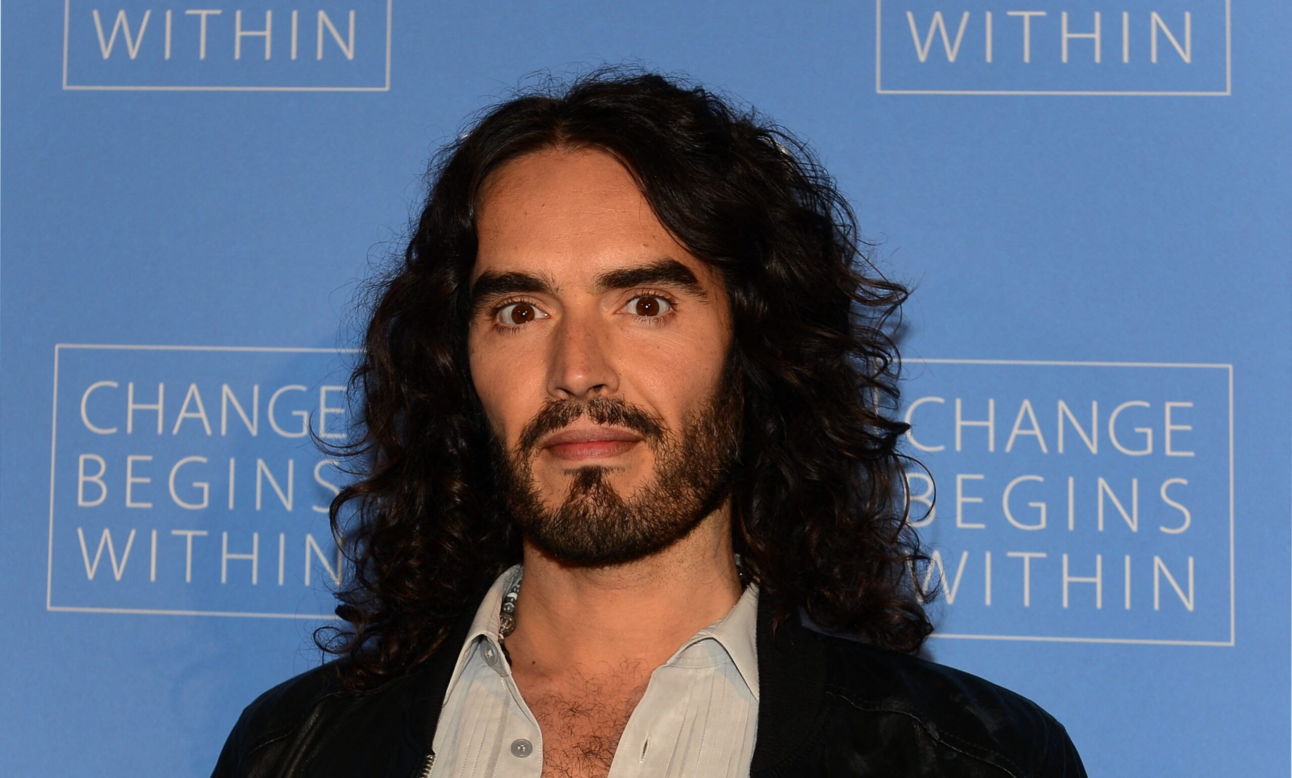 Russell Brand volta a ser acusado de estupro e violência sexual