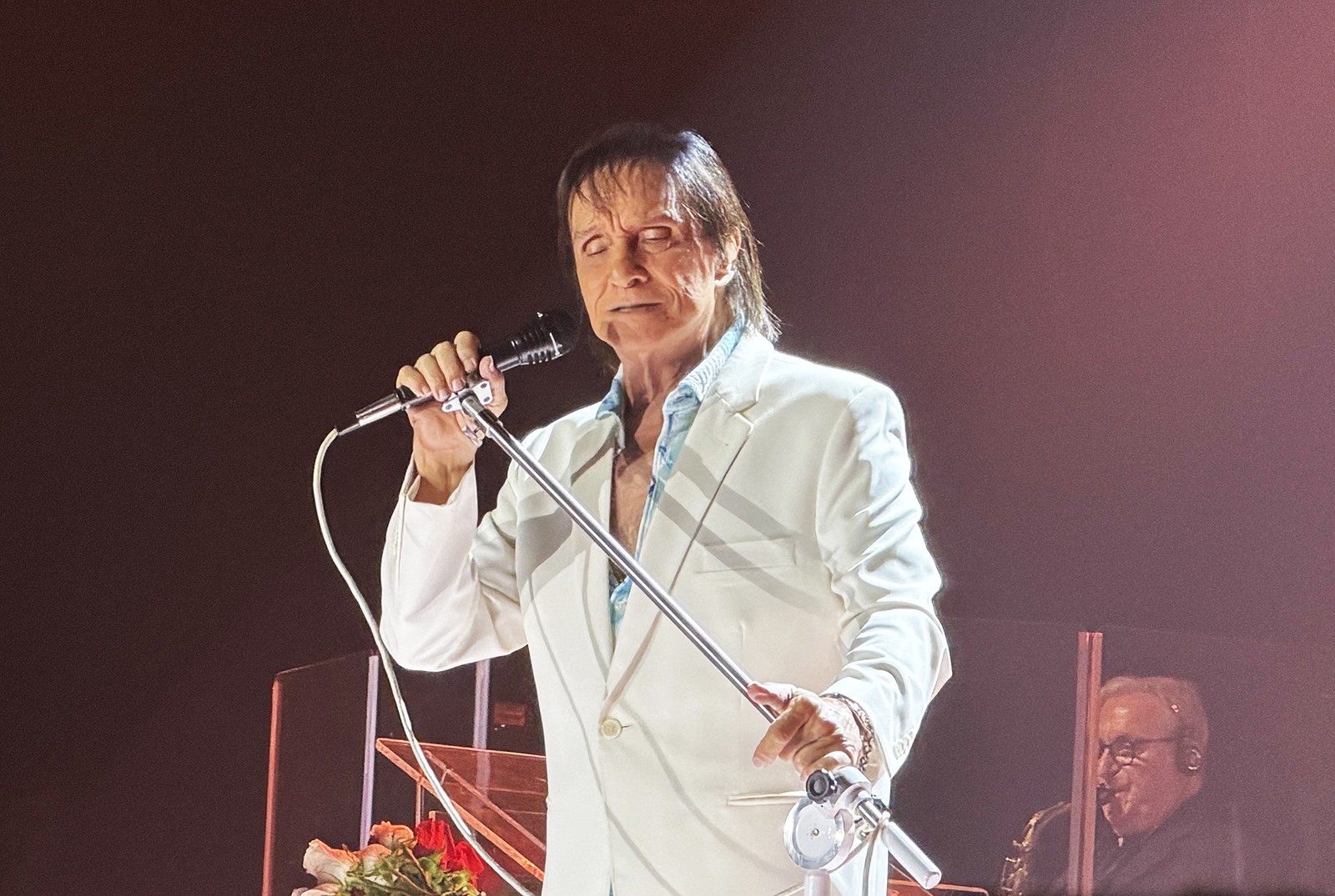 Uma noite feliz no 'castelo' do 'Rei' entre rosas, cotoveladas, emoções e aquelas irresistíveis canções de Roberto Carlos