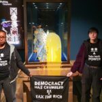 VÍDEO: Quatro manifestantes são presos após jogarem bolo e creme inglês em vitrine de joias da coroa em Londres