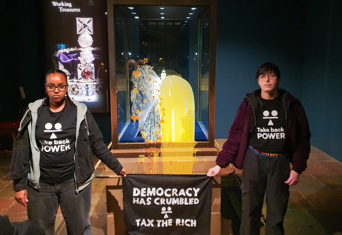 VÍDEO: Quatro manifestantes são presos após jogarem bolo e creme inglês em vitrine de joias da coroa em Londres