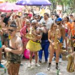 'O agente secreto' vira bloco de carnaval e toma ruas da Zona Oeste de São Paulo; veja FOTOS