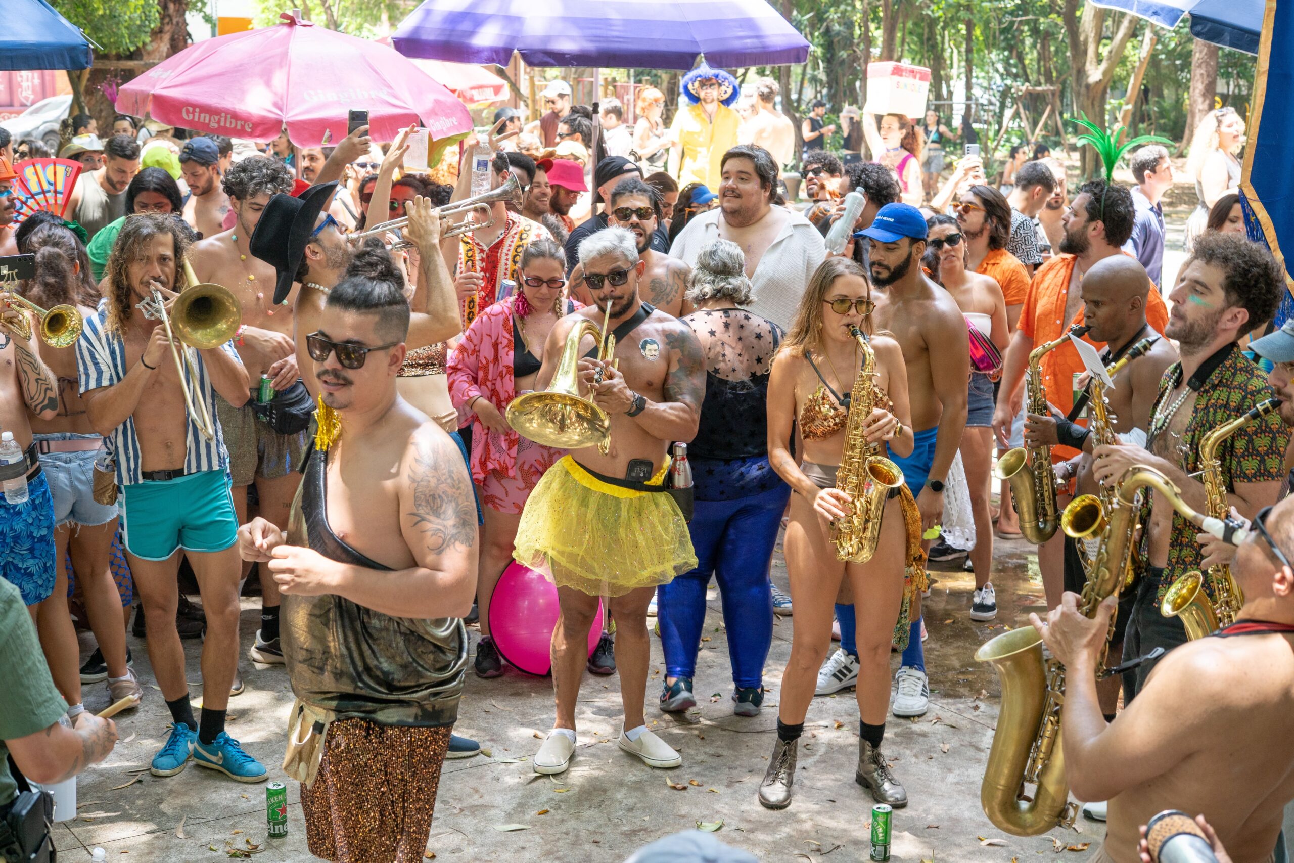 'O agente secreto' vira bloco de carnaval e toma ruas da Zona Oeste de São Paulo; veja FOTOS