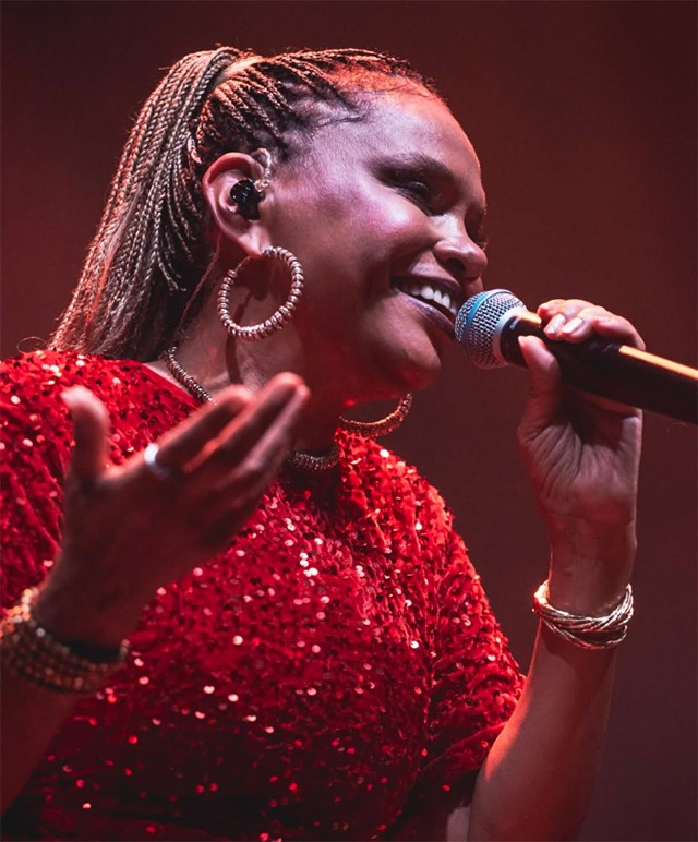 Ao vivo, Teresa Cristina canta Zeca Pagodinho com calor em show com a alta temperatura do verão carioca