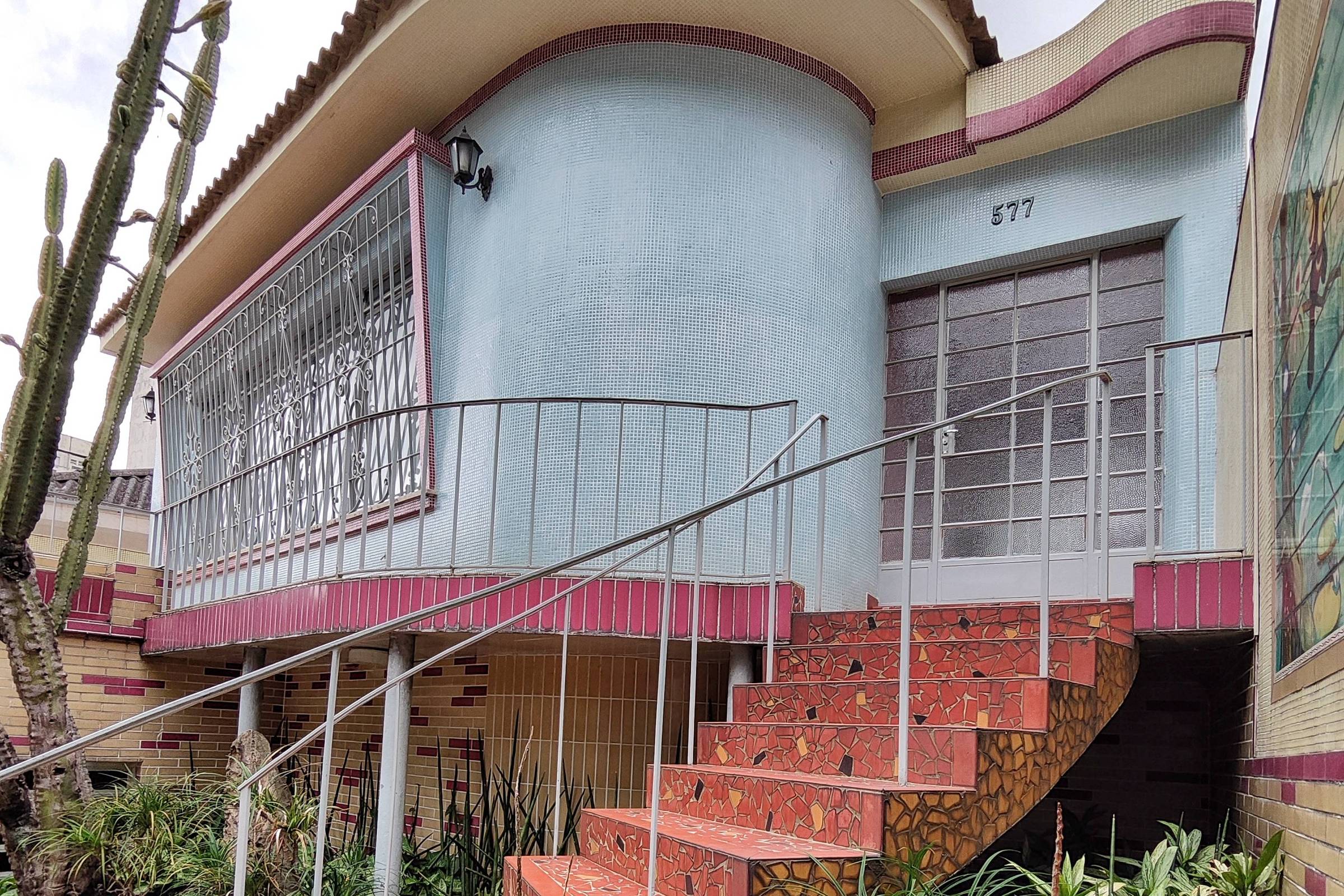 Arquiteto passeia por São Paulo para fotografar casinhas e prédios icônicos