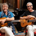 Celso Fonseca e Tony Canto enlaçam  canções de Tom Jobim e Domenico Modugno com bossa em álbum em duo