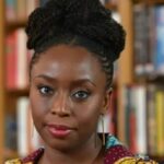 Família da escritora Chimamanda Ngozi acusa hospital de negligência por morte de filho de 21 meses