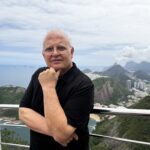 Guilherme Arantes completa 50 anos de carreira solo como um pai nem sempre compreendido do pop nacional