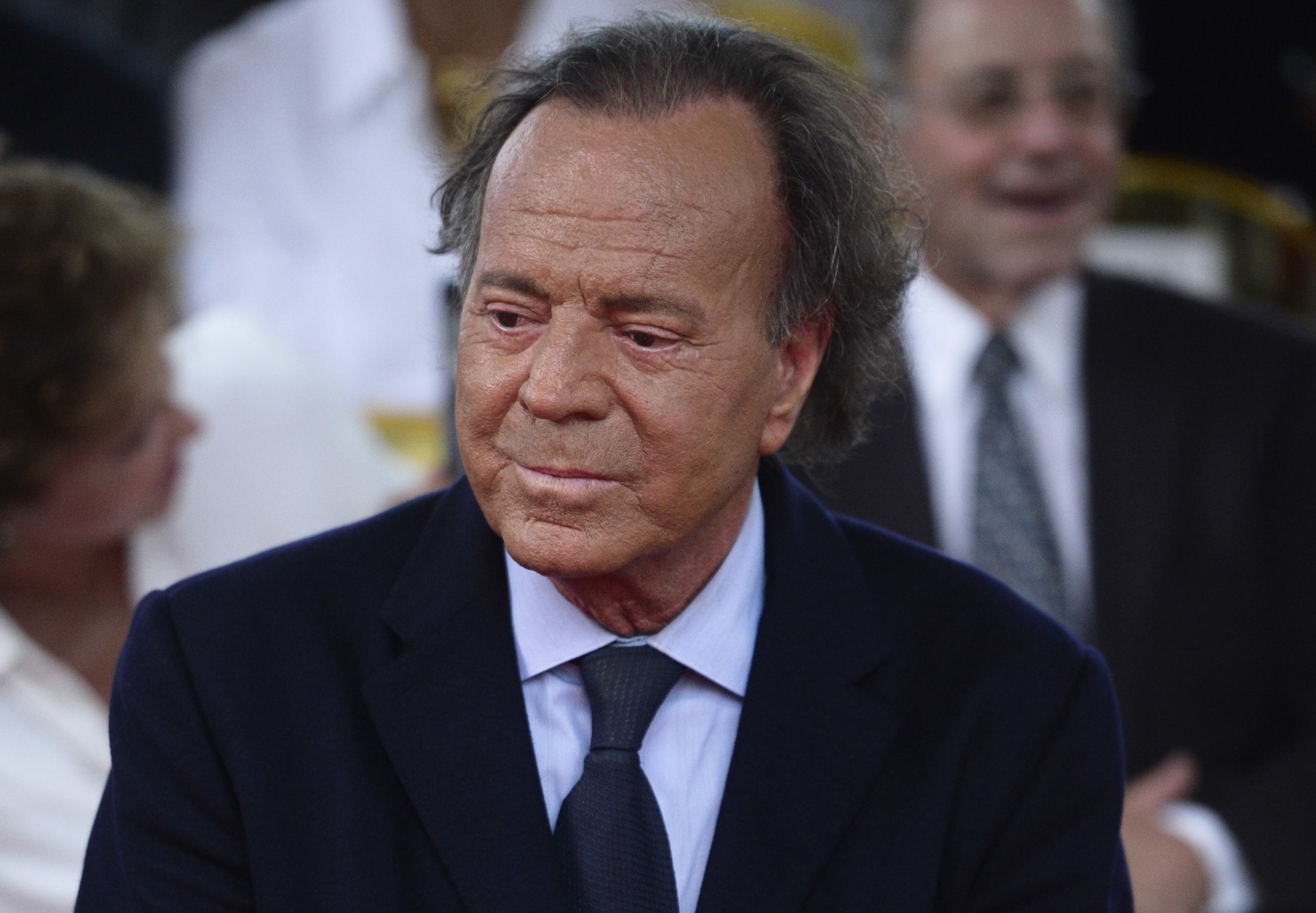 Julio Iglesias é acusado de assédio sexual por ex-funcionárias, diz imprensa internacional