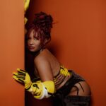 Larissa Luz demole preconceitos raciais e sexuais de antigos Carnavais no tom inclusivo do single folião 'Marchona'