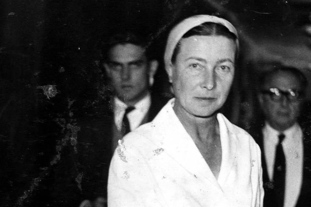 Para Beauvoir, viver consiste em aceitar o que somos e o que não seremos