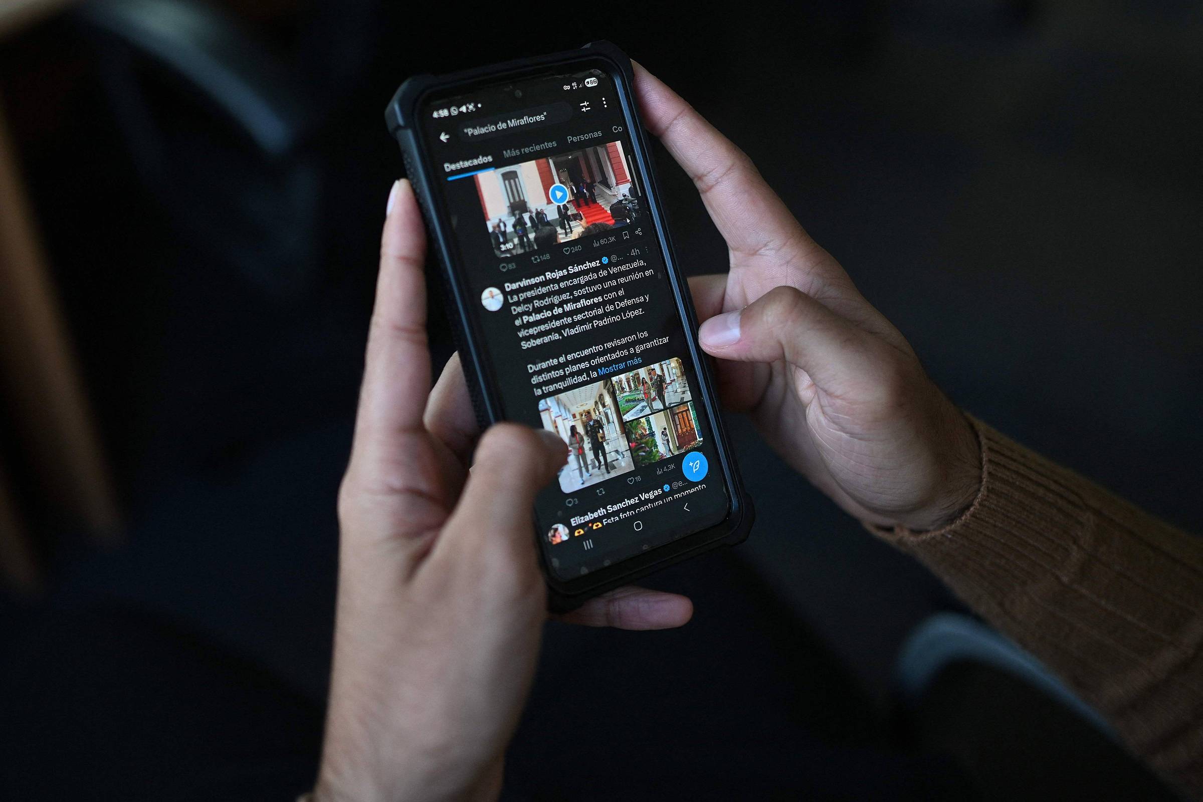 Política nas redes virou vício porque agredir e se indignar dá prazer