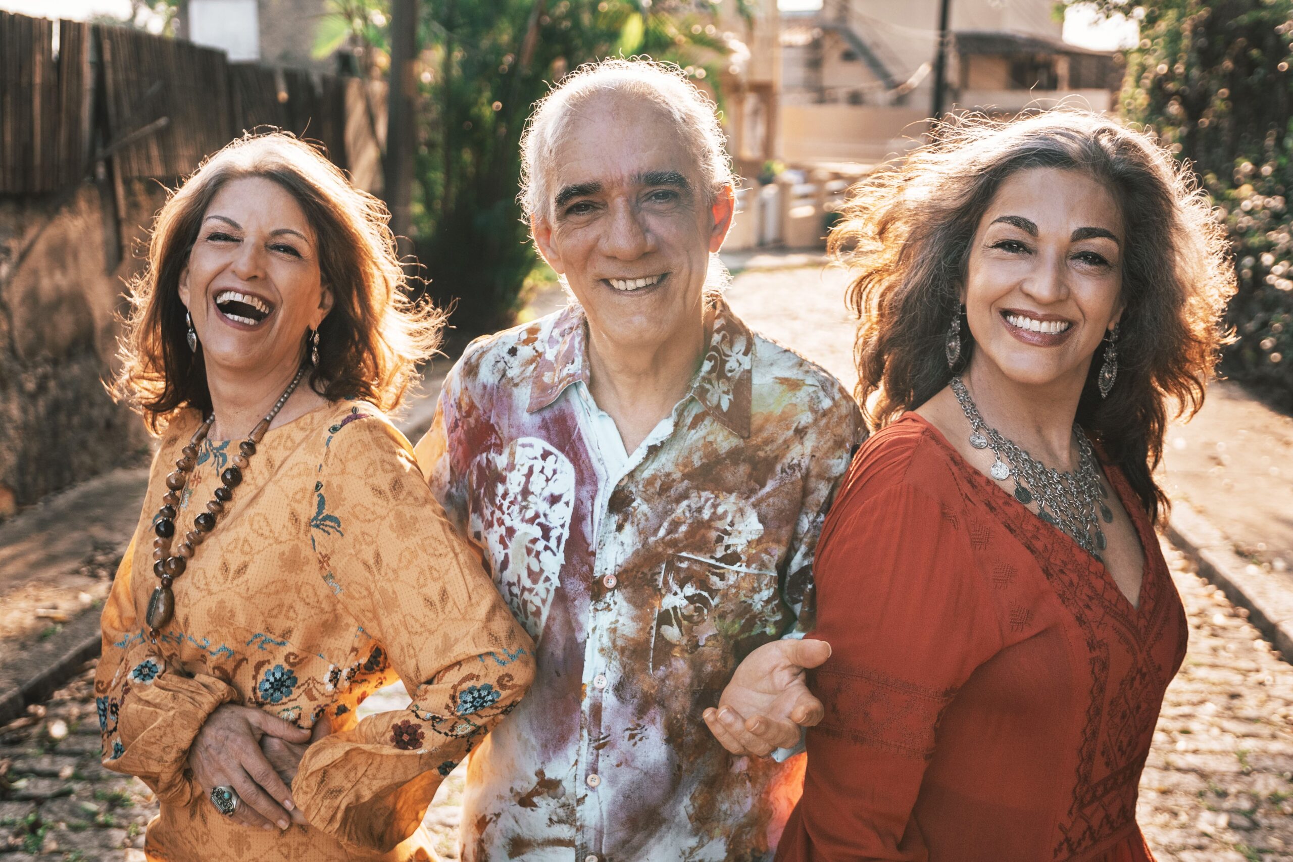 Trio Janaju dá voz à natureza no bom álbum 'Lindeira' entre cateretê, ecos mineiros e canções de Roberto Carlos