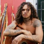 Vitão cai no samba, com toque de R&B, na safra autoral do EP 'O que é amar?'